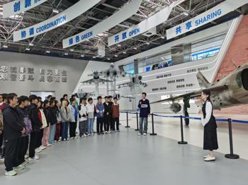 创新“场馆思政课” 师生共叙航空情——马克思主义学院开展“师生同台”教学活动