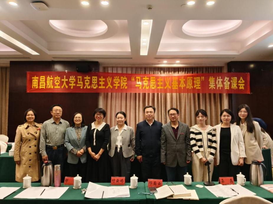 一群人站在桌子前切蛋糕中度可信度描述已自动生成(7).Jpeg