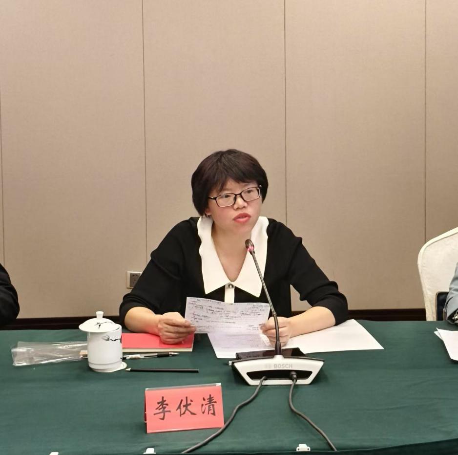 图片包含室内,桌子,房间,人(7).Jpeg
