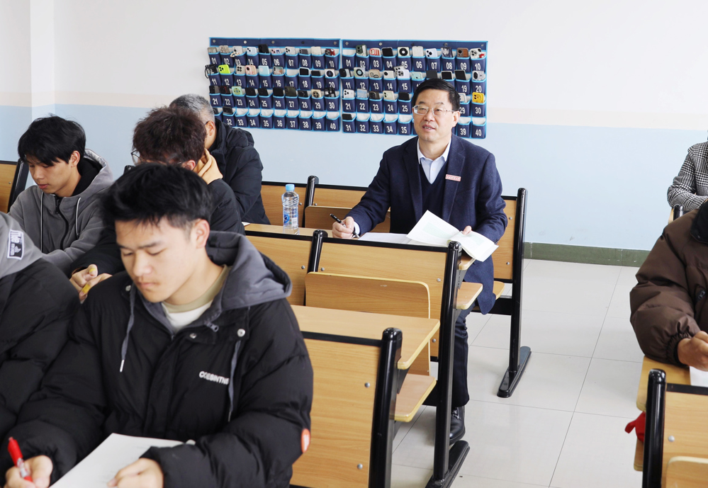 校领导与学生共听开学第一课