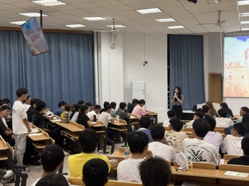 纪念抗战胜利，坚定民族信念 ——南昌航空大学马克思主义学院开展“师生同台” 教学活动